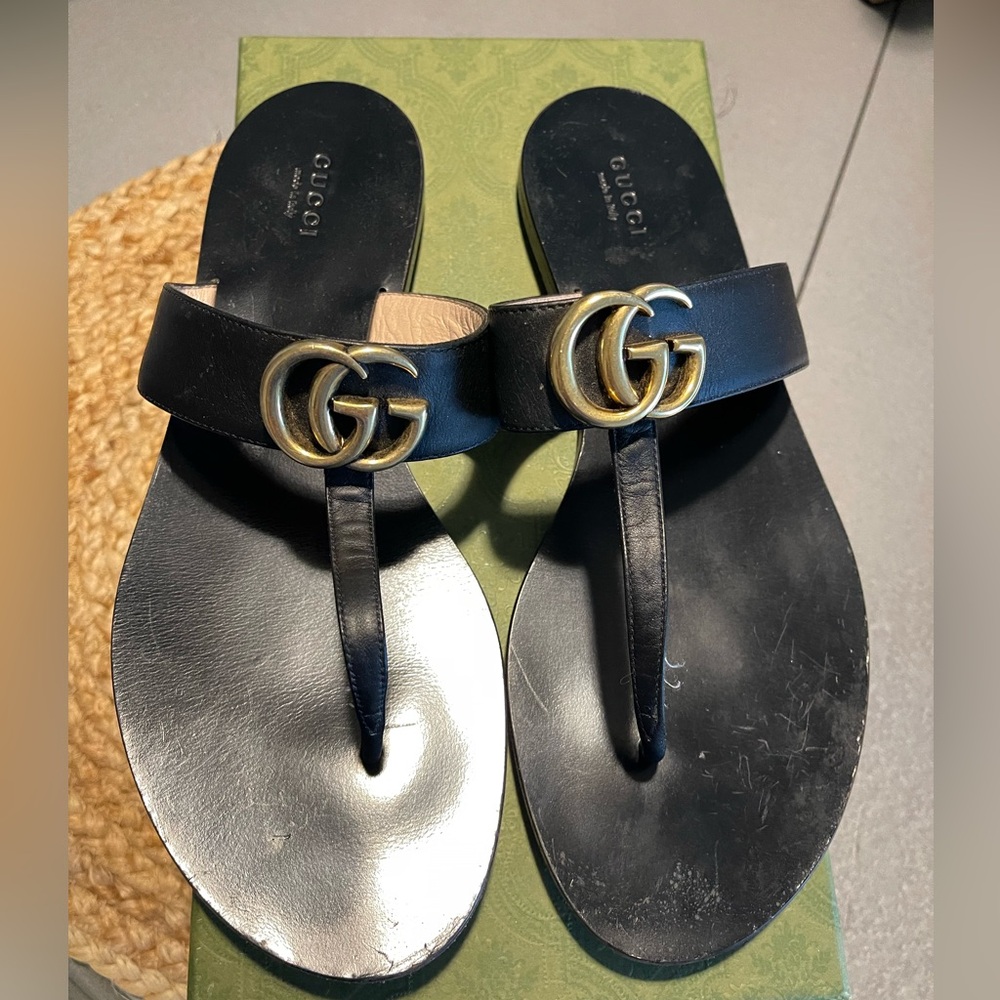Gucci leather thong sandal with double G.